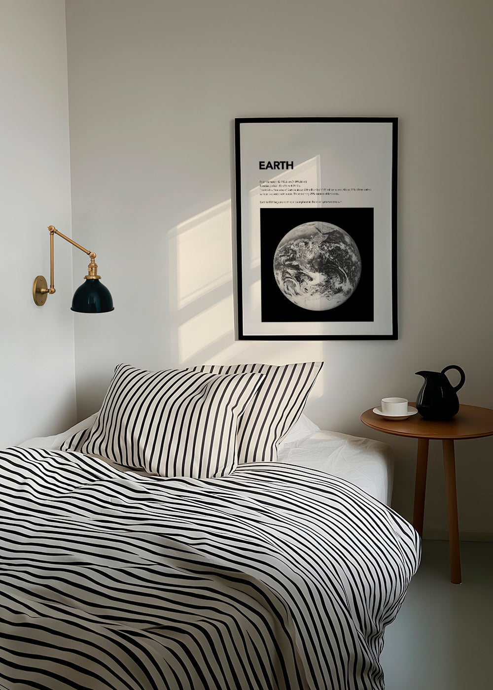 Sort-hvid kunst Jordens foto fra rummet med skystruktur