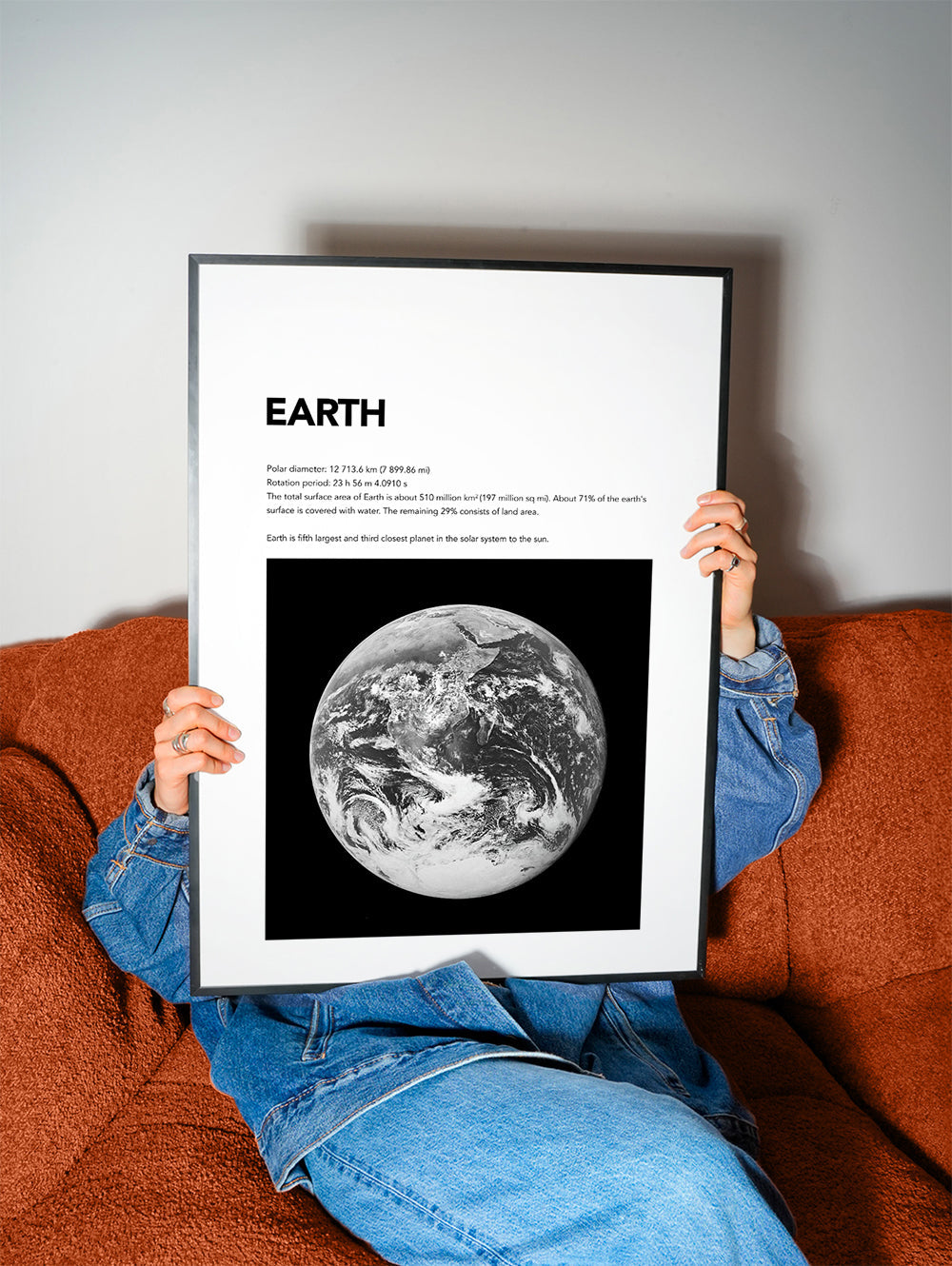 Sort-hvid kunst Jordens foto fra rummet med skystruktur