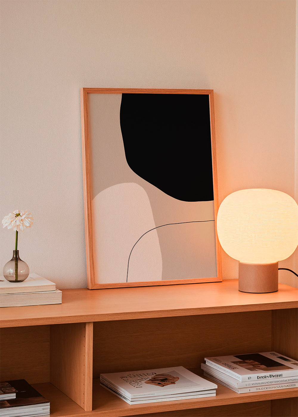 Minimalistisk design med organiske sorte og beige former