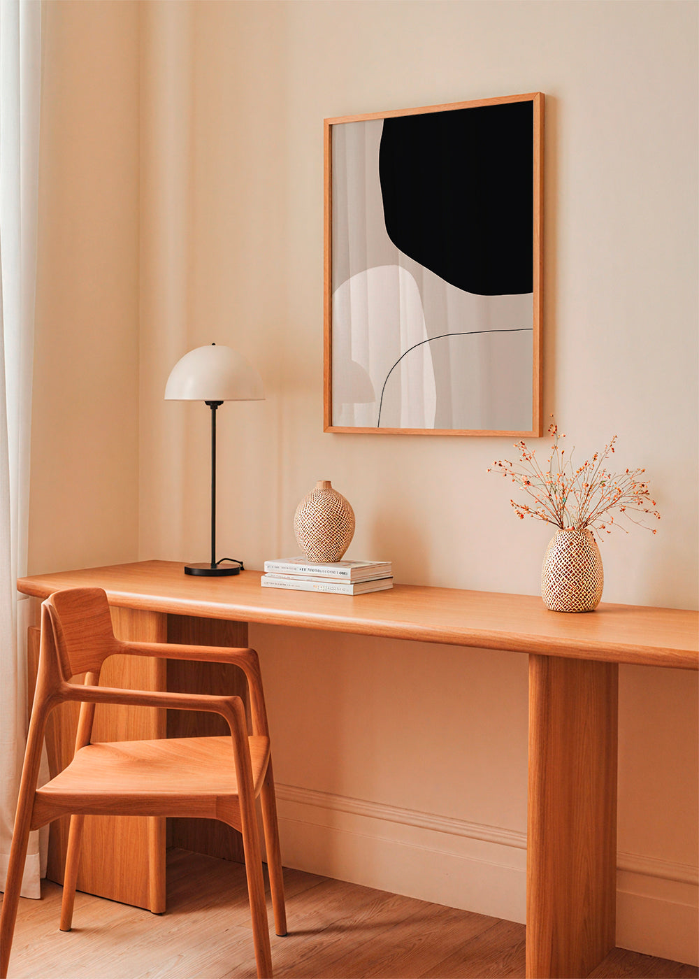 Minimalistisk design med organiske sorte og beige former
