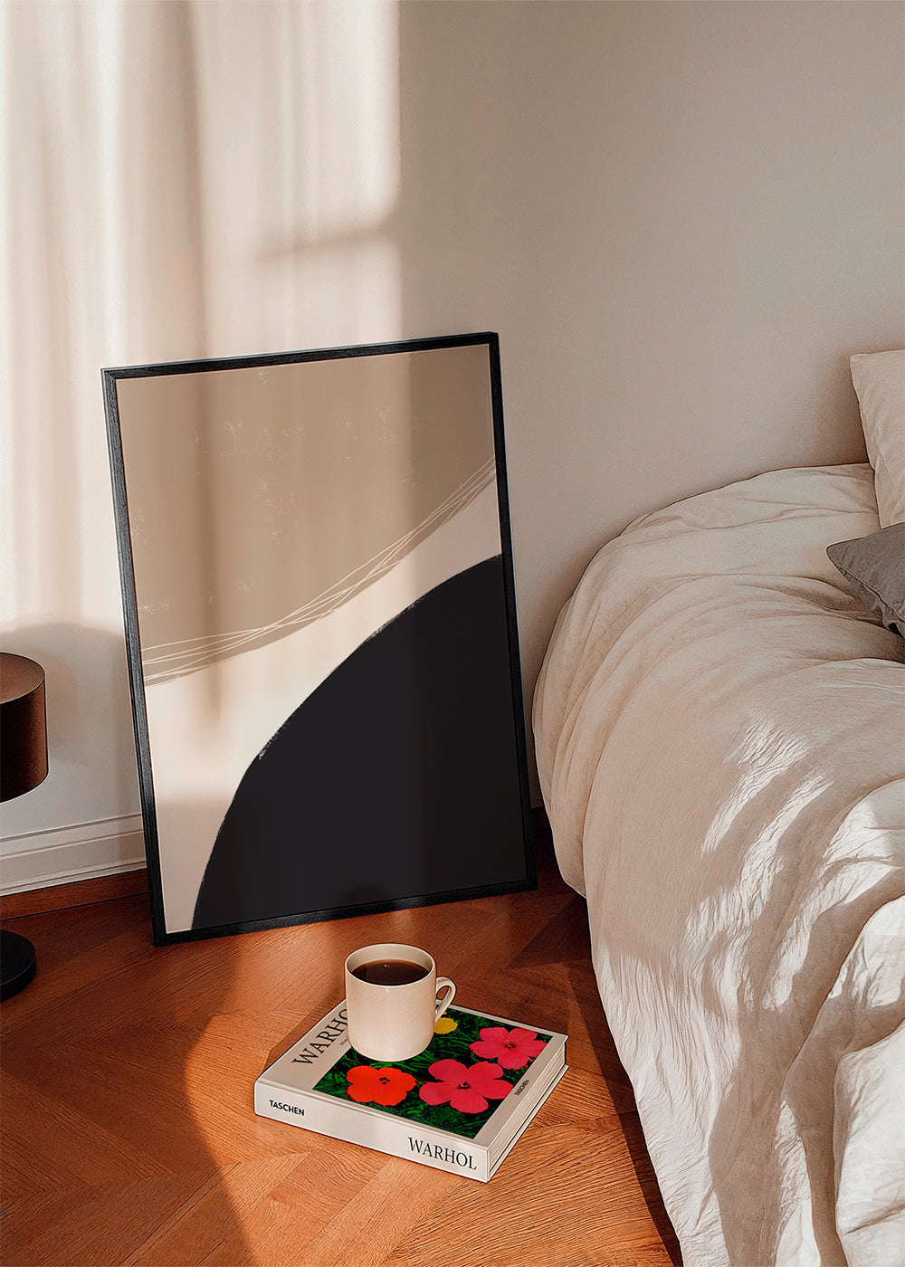 Minimalistisk kunst med organiske beige former