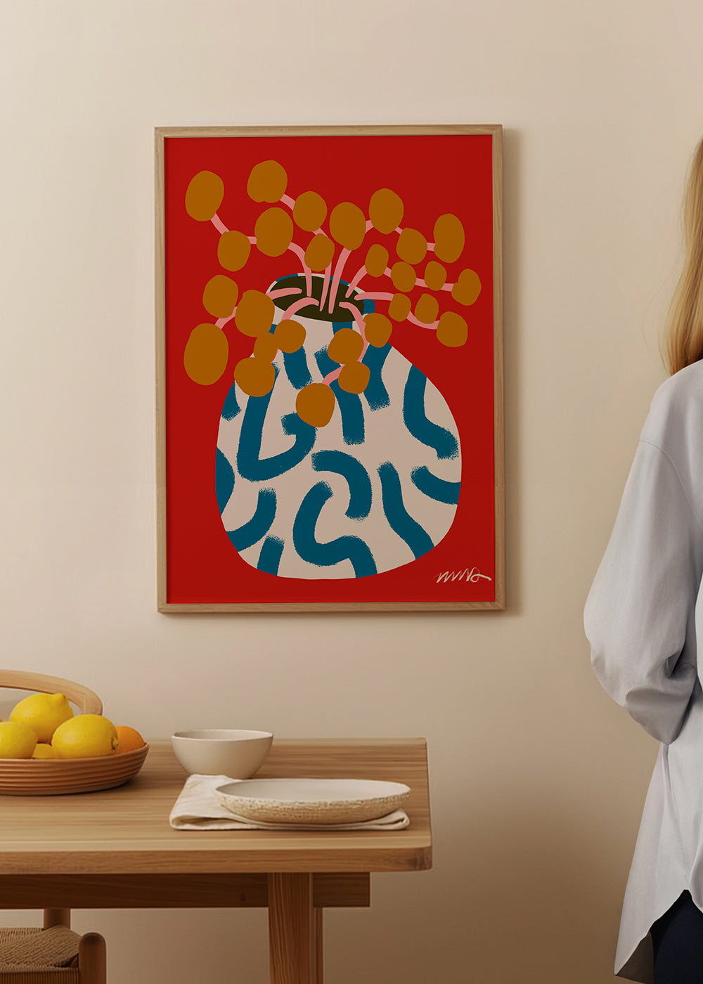Botanisk plakat med vase og gyldne blomster