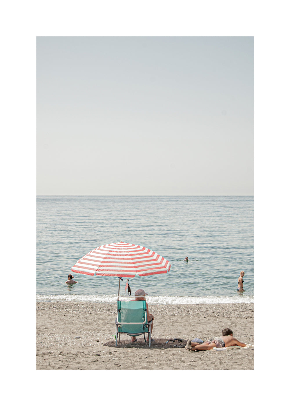Landskabskunst: parasol ved kysten