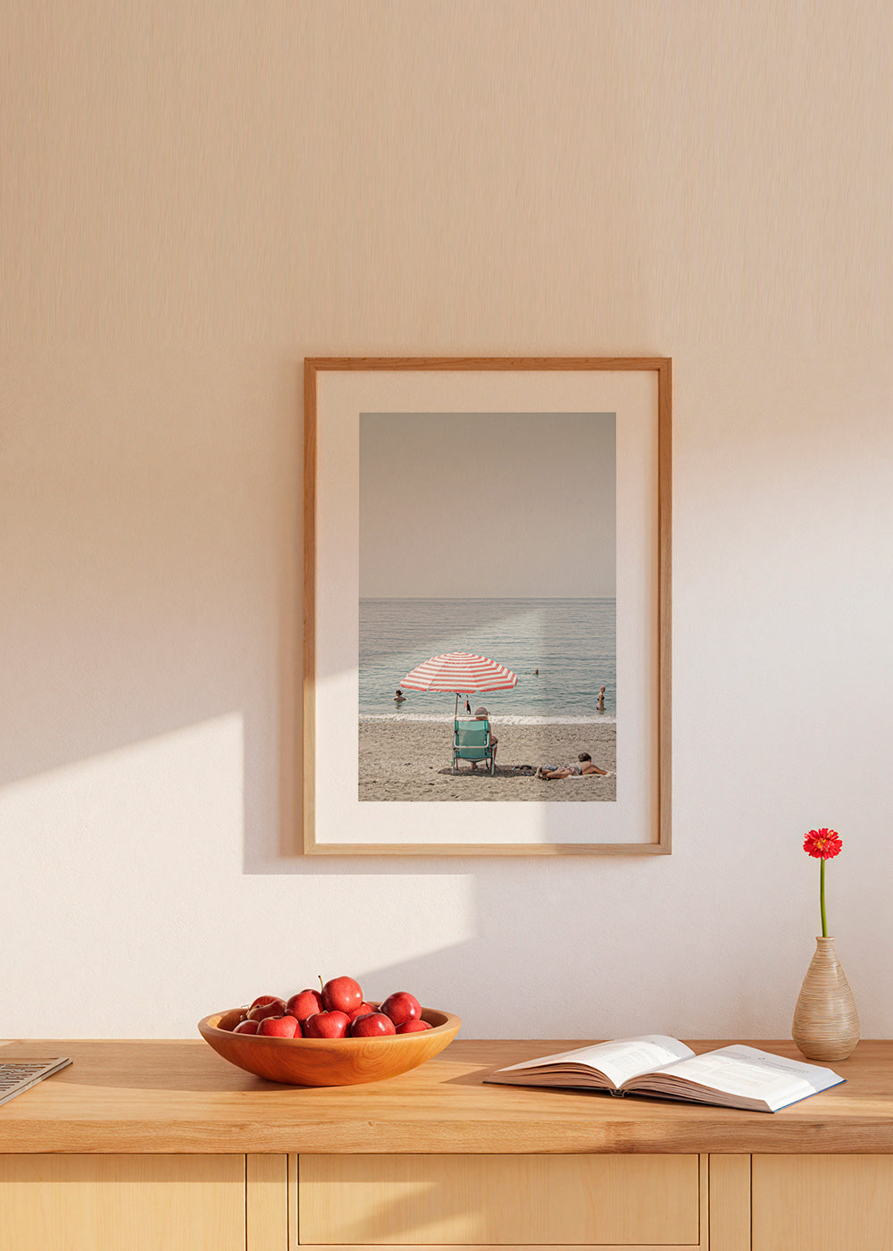 Landskabskunst: parasol ved kysten
