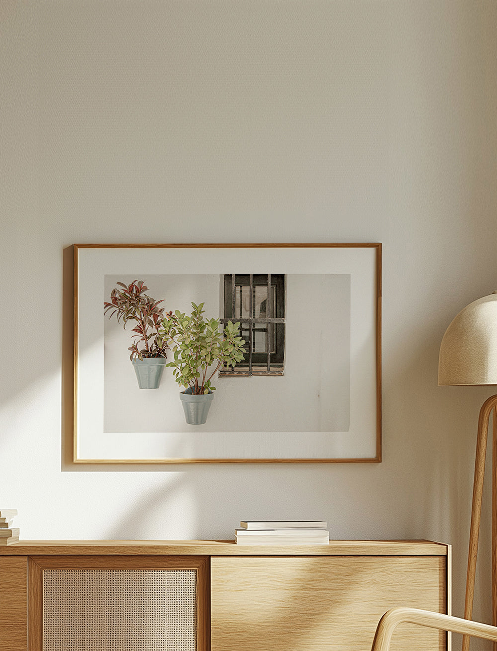 Botanisk plakat: potteplanter ved vindue