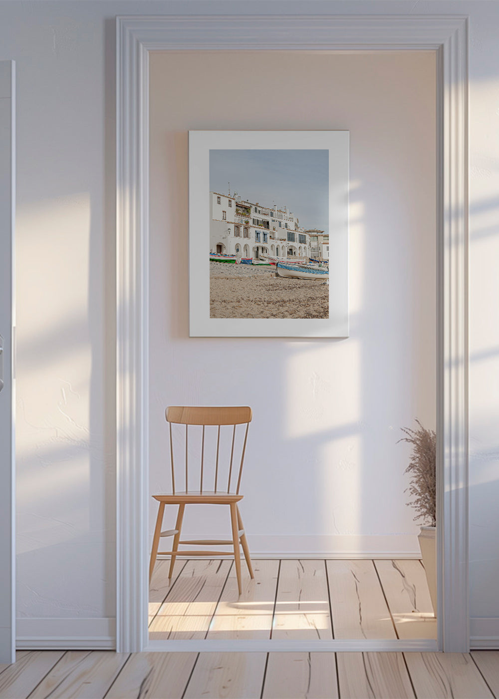Kystlandskab med både ved stranden