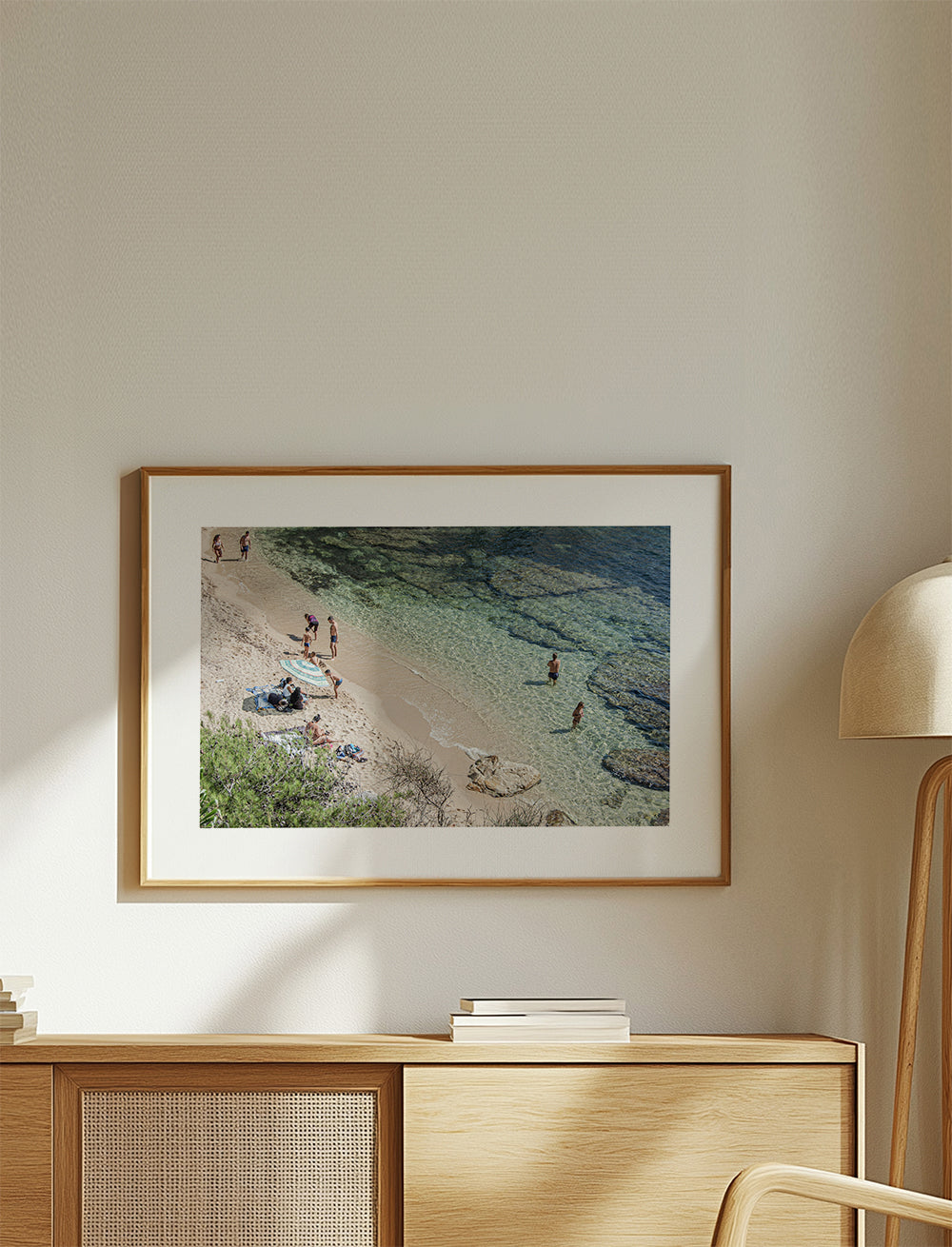 Landskabstryk: kyststrand set fra oven