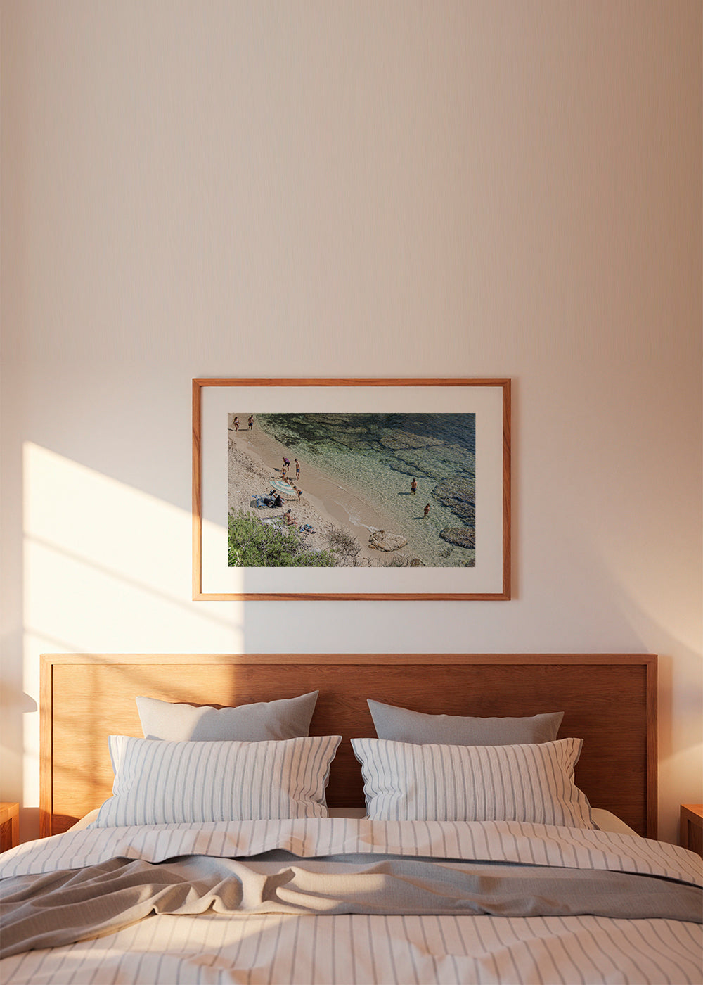Landskabstryk: kyststrand set fra oven