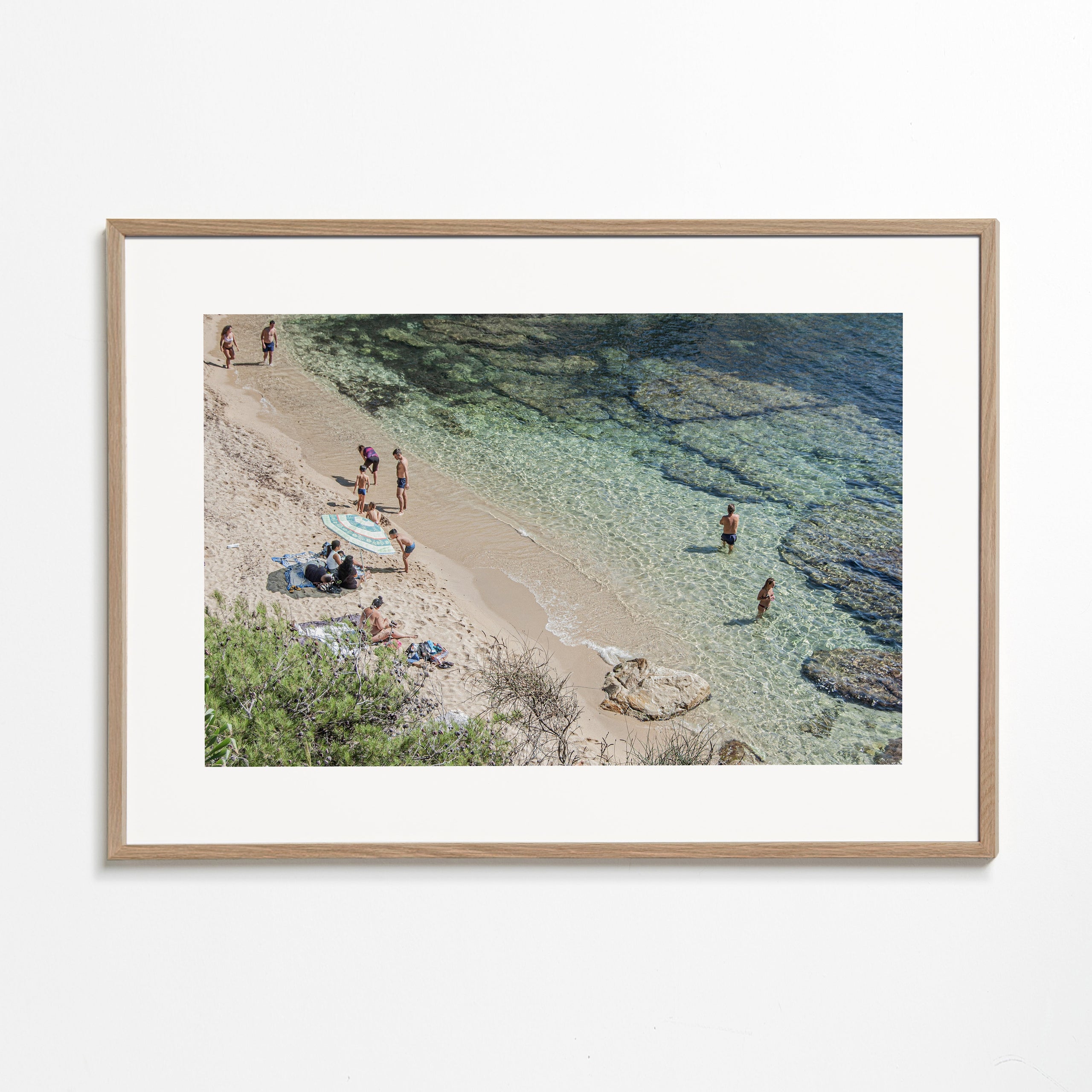 Landskabstryk: kyststrand set fra oven