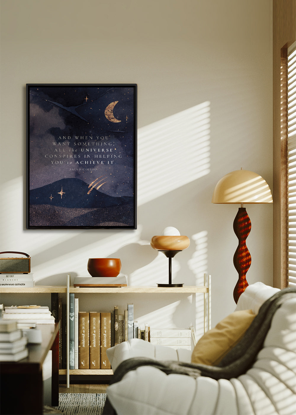 Illustration af måneoplyst univers med citat