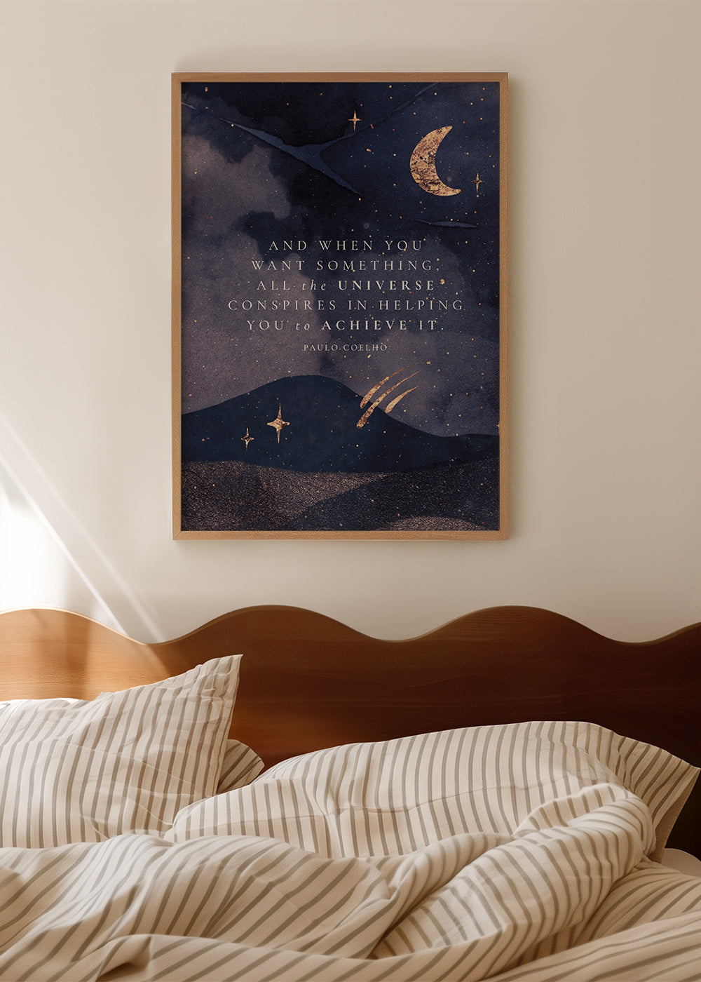 Illustration af måneoplyst univers med citat