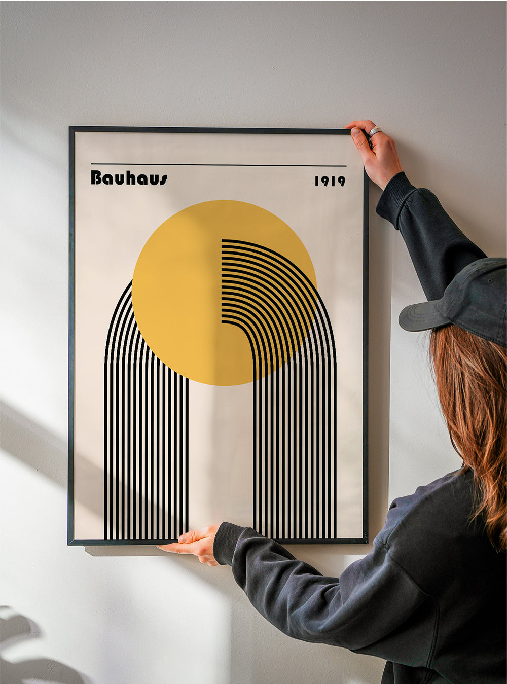 Geometrisk Bauhaus-plakat med gul cirkel