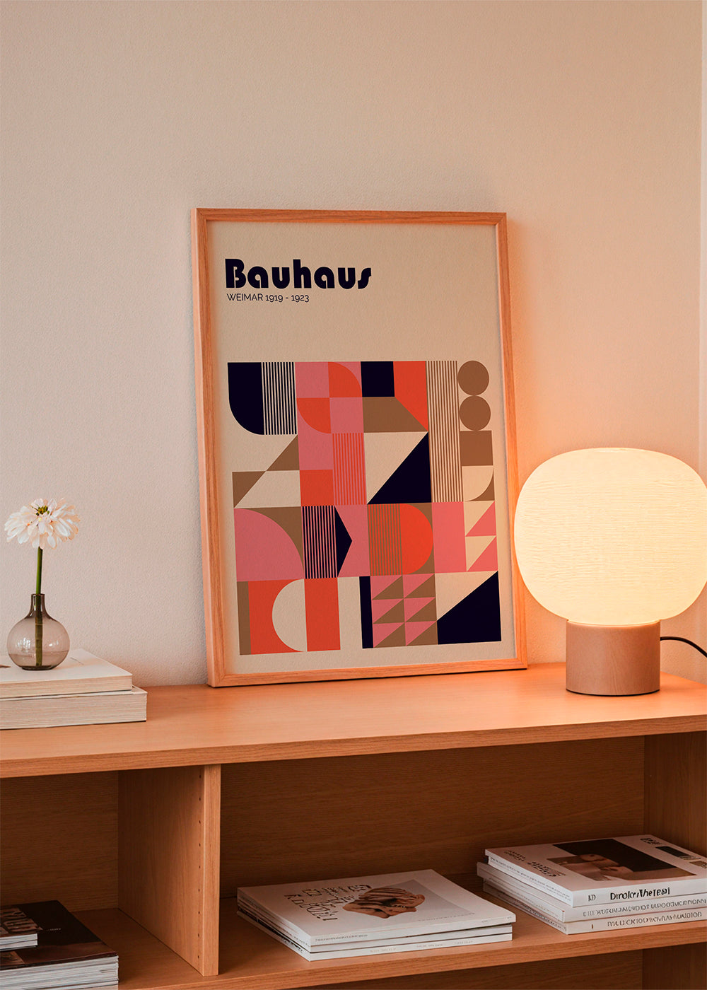 Geometrisk Bauhaus-plakat i koral og pink