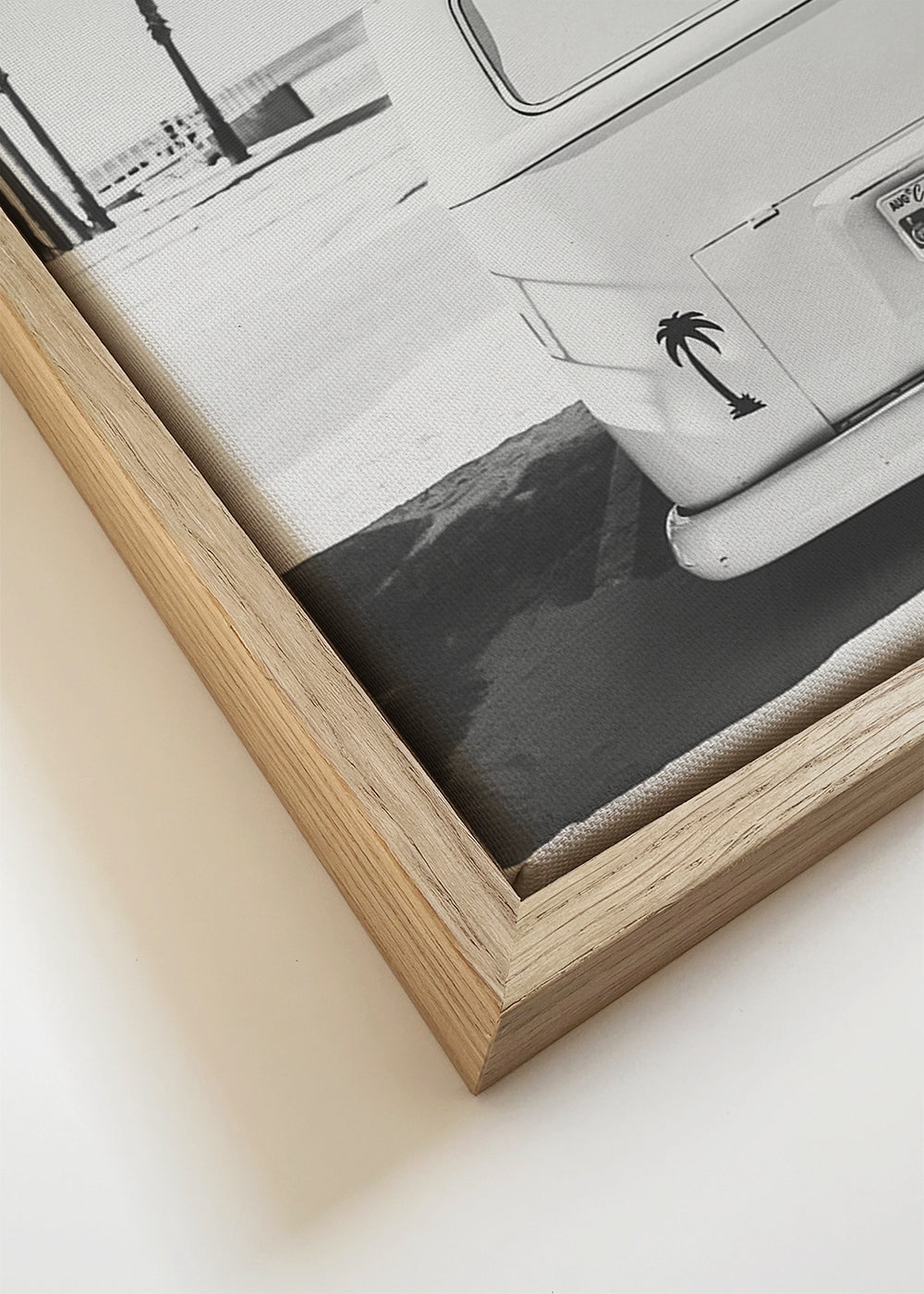 Sort-hvid print: vintage van med surfboards