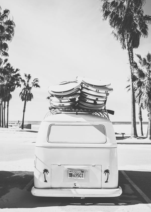 Sort-hvid print: vintage van med surfboards