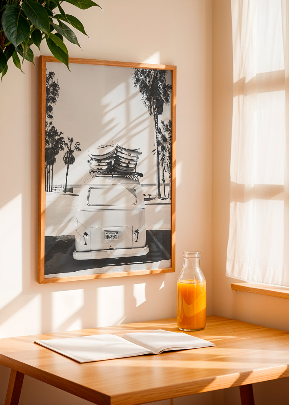Sort-hvid print: vintage van med surfboards