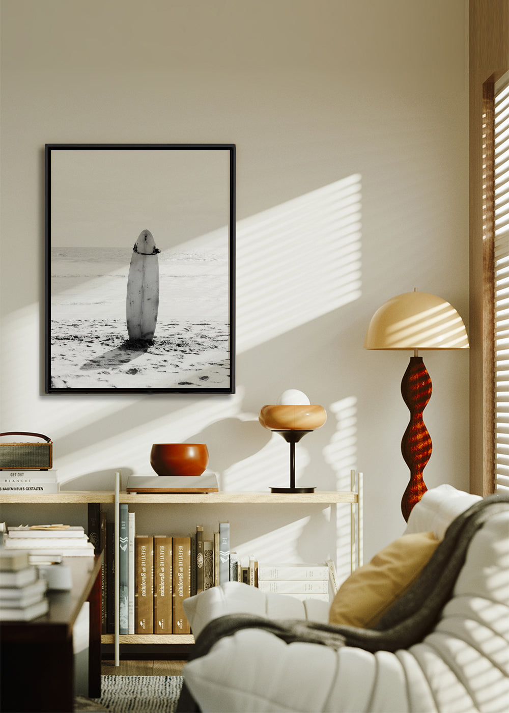 Sportkunst: surfbræt på stranden
