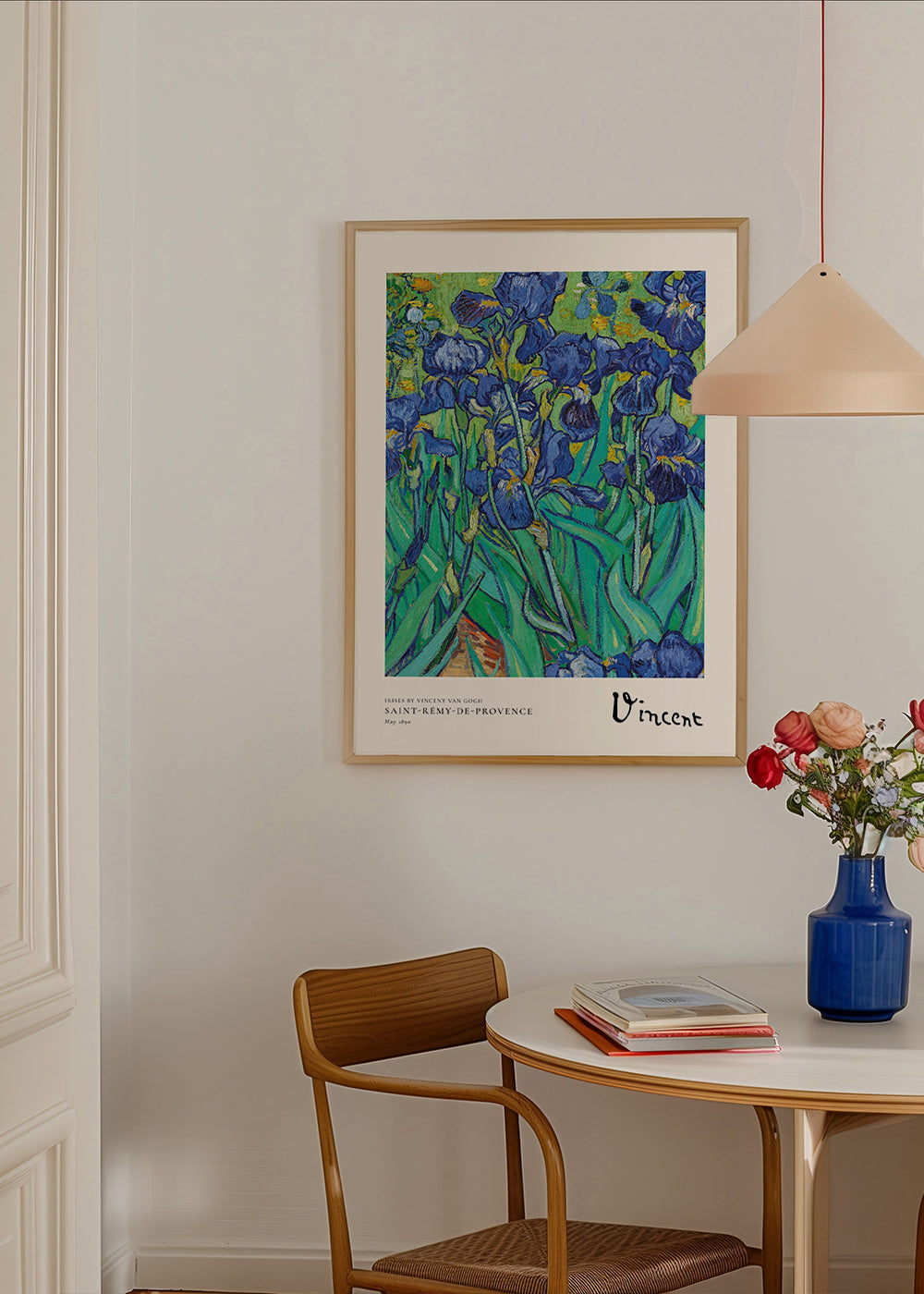Botanisk plakat: blå iris med ekspressive penselstrøg