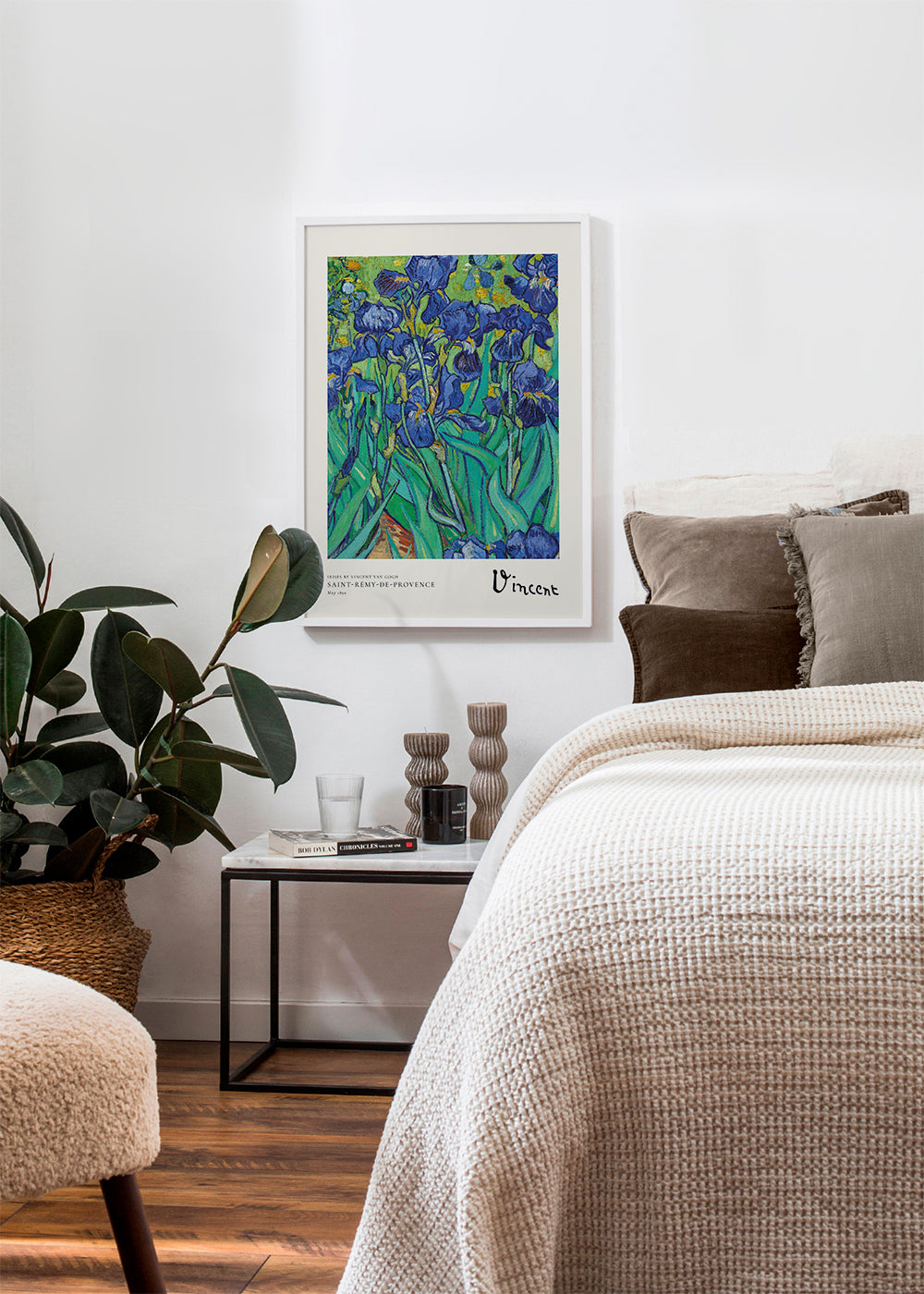 Botanisk plakat: blå iris med ekspressive penselstrøg