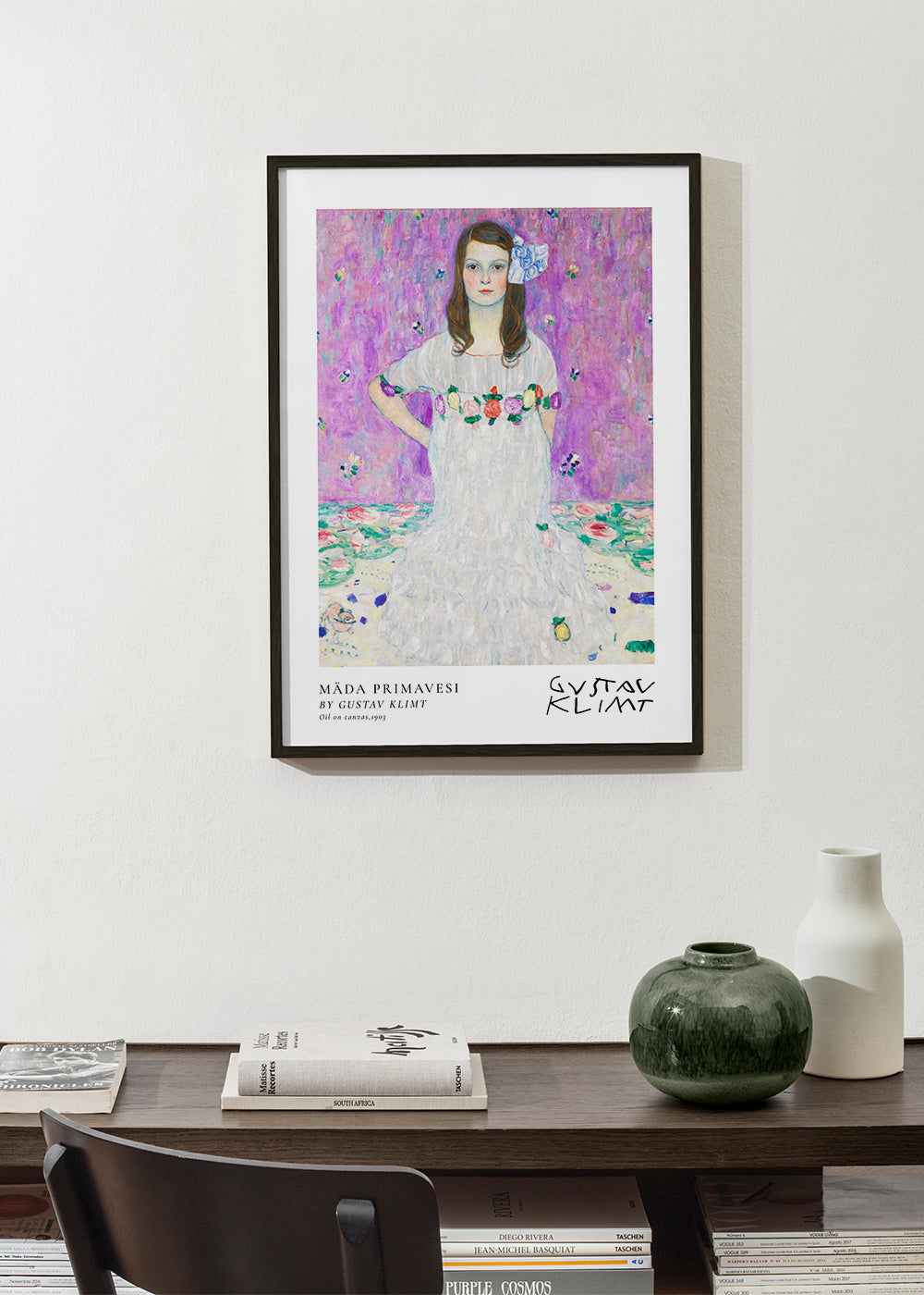Illustration af pige i hvid kjole med blomsterkrans