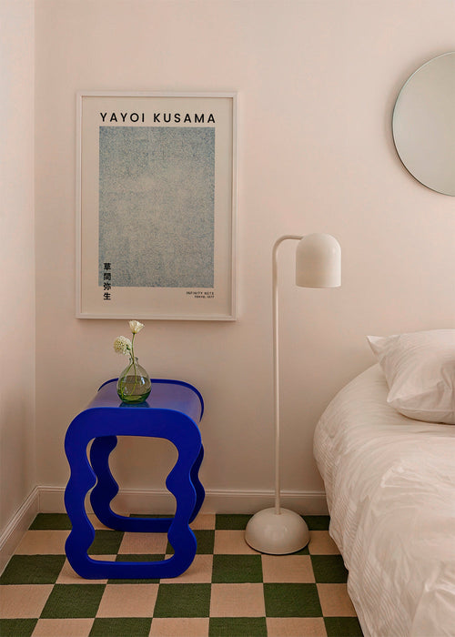 Minimalistisk plakat med blå prikstruktur