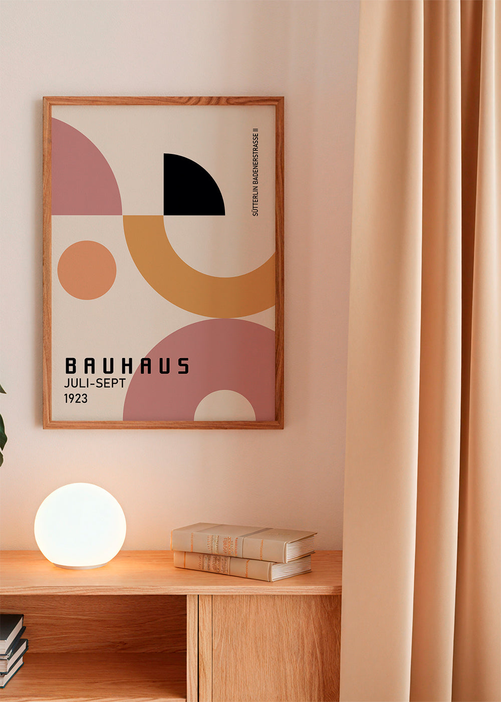 Geometrisk Bauhaus-plakat rosa og sennep