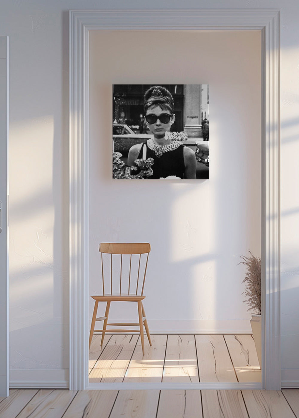 Sort-hvidt fotografi af skuespillerinde med perlehalskæde
