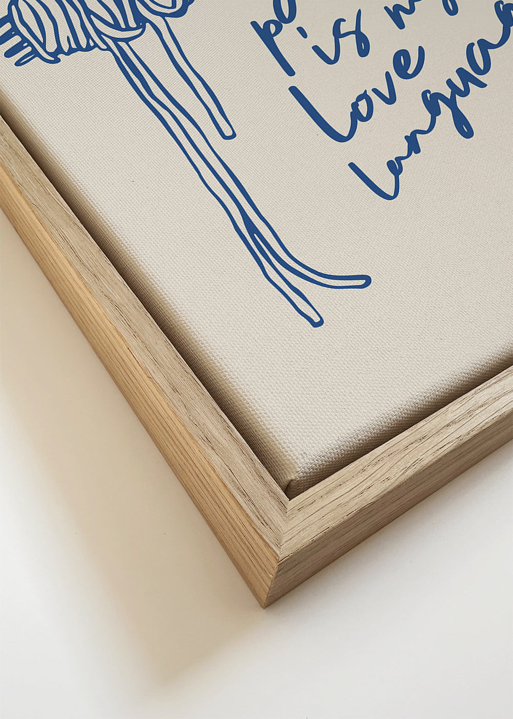 Køkkenkunst med pasta og blå typografi