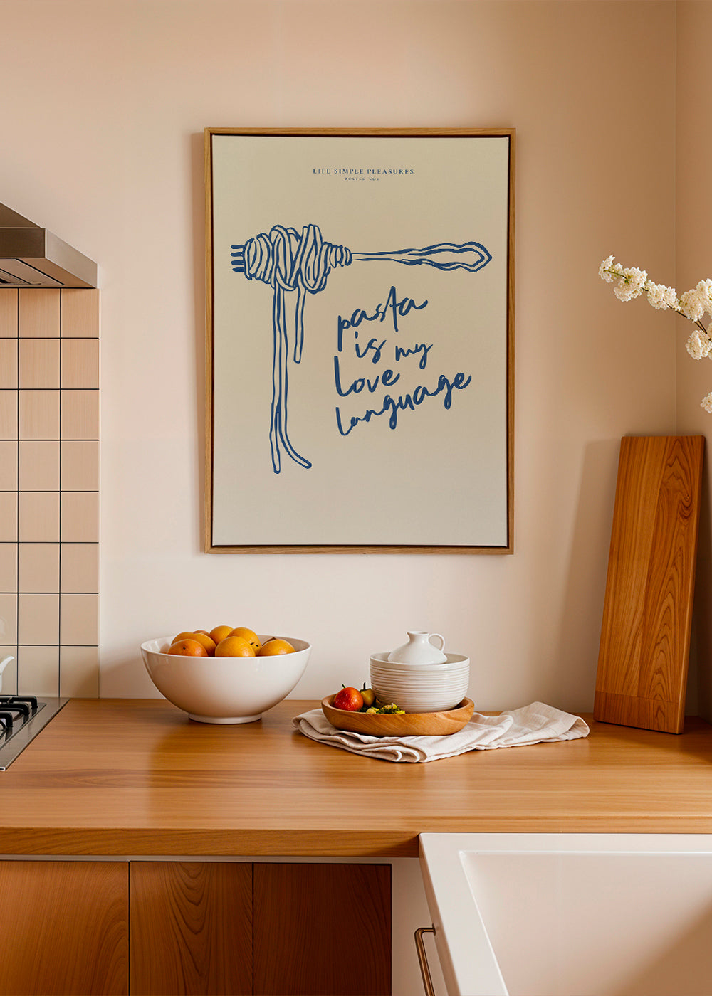 Køkkenkunst med pasta og blå typografi