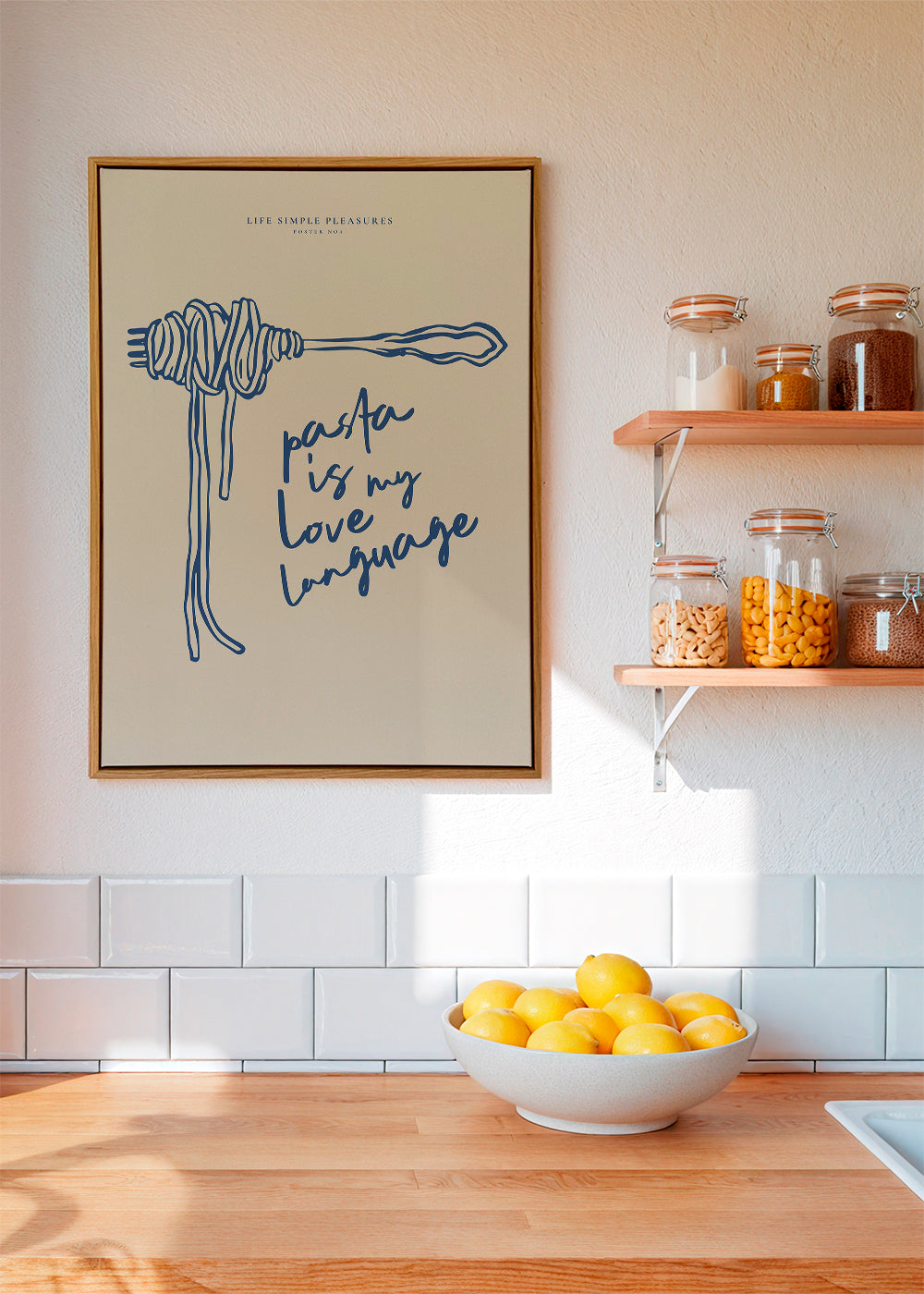 Køkkenkunst med pasta og blå typografi