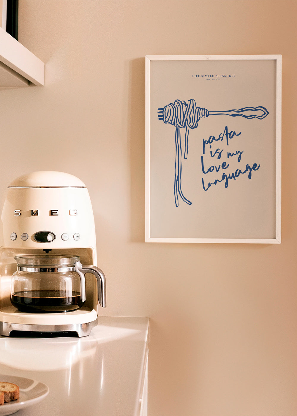 Køkkenkunst med pasta og blå typografi