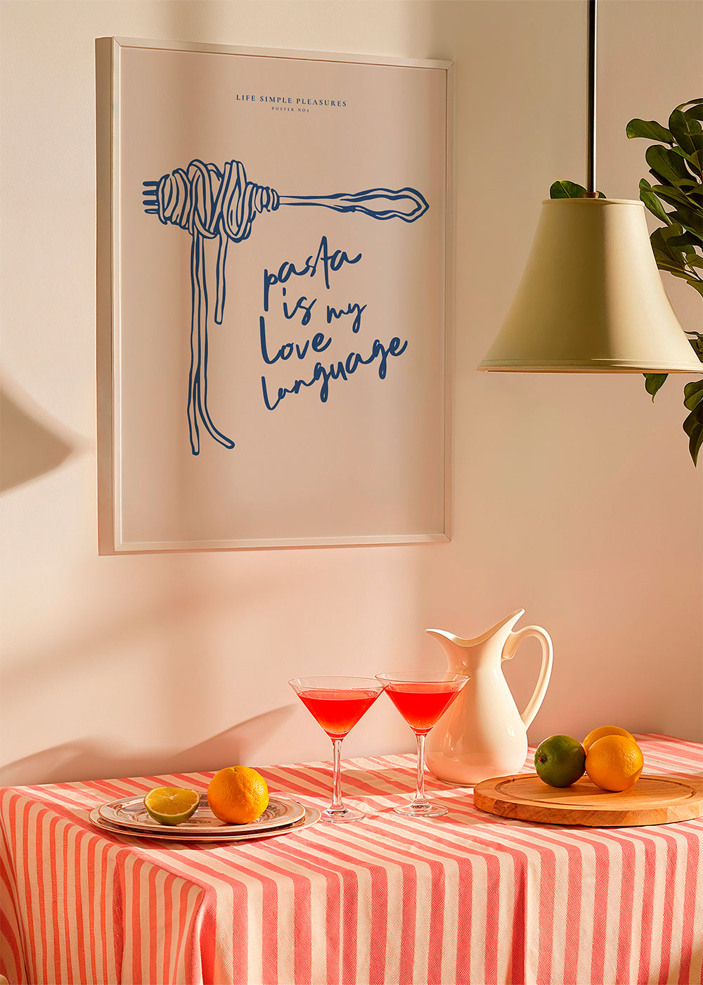 Køkkenkunst med pasta og blå typografi