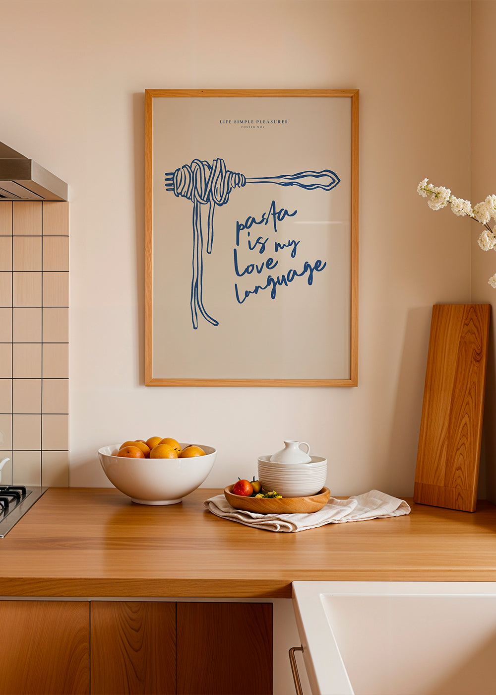 Køkkenkunst med pasta og blå typografi
