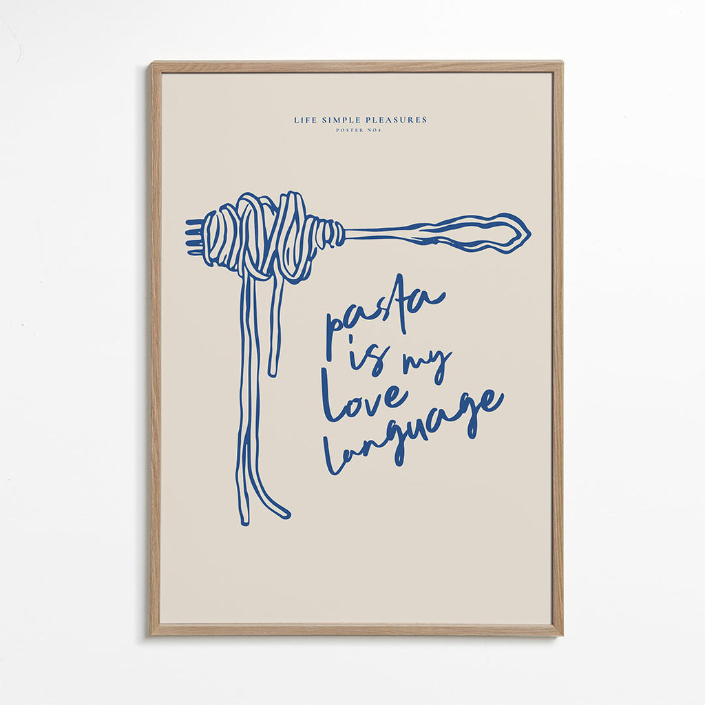 Køkkenkunst med pasta og blå typografi