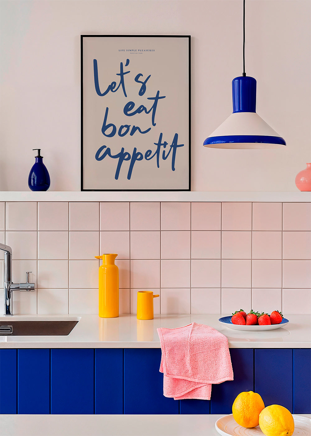 Køkkenkunst med fed blå skrift