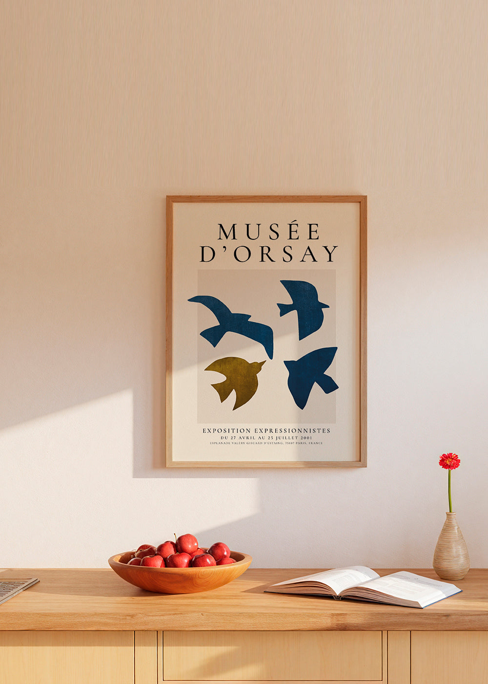 Vintage plakat med blå og gyldne fuglesilhuetter