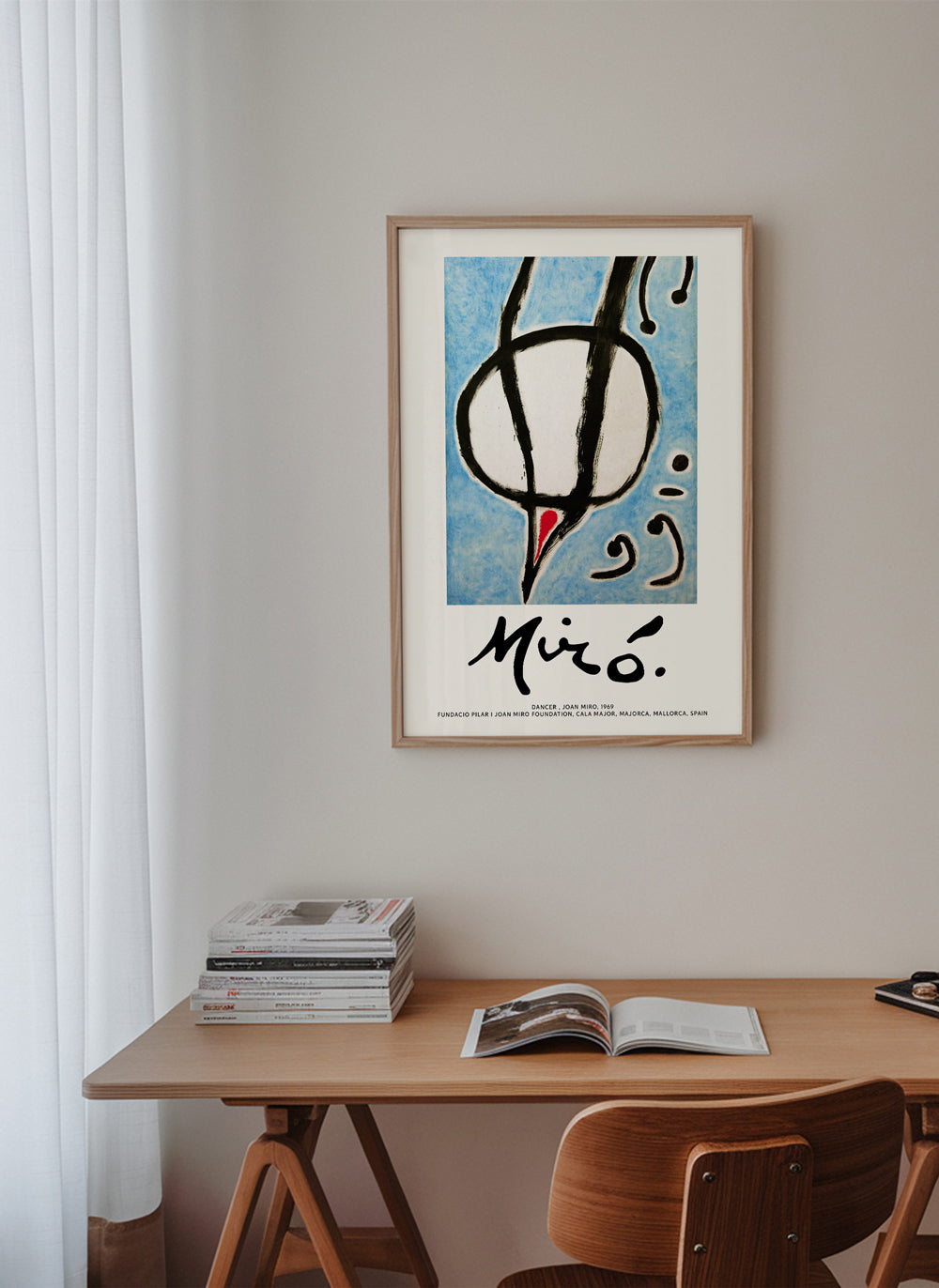 Abstrakt kunst Miró, sort gestus på blå