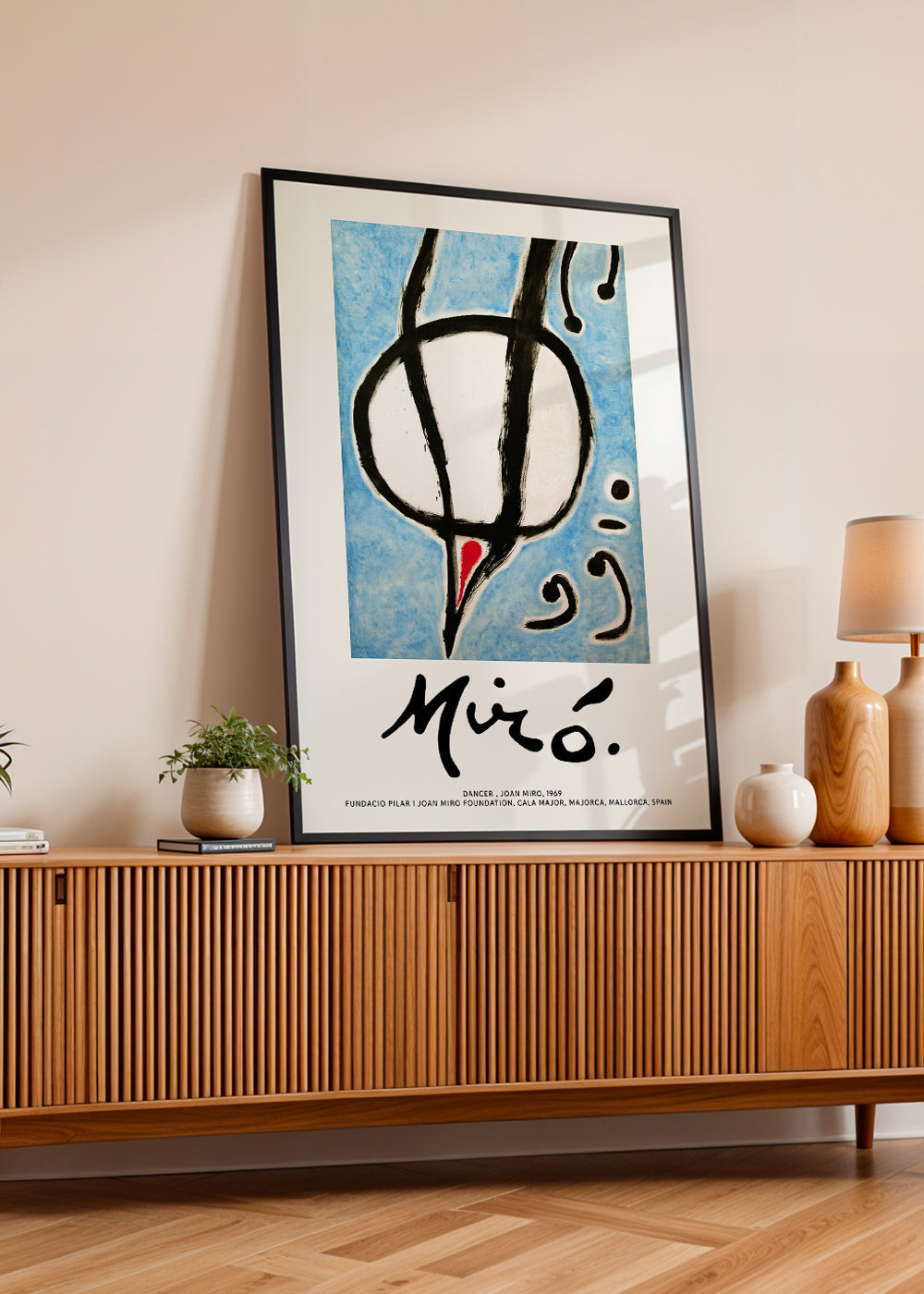 Abstrakt kunst Miró, sort gestus på blå