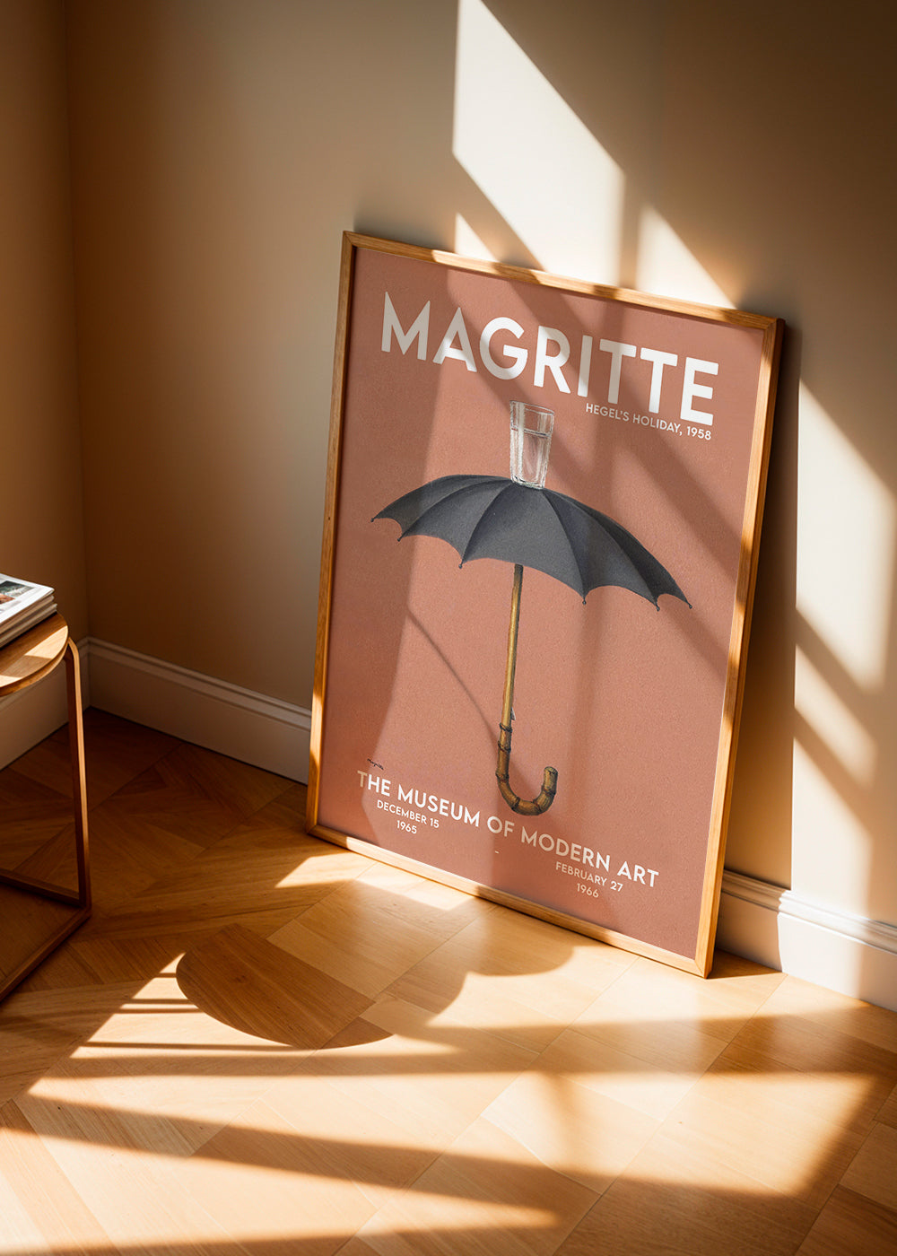 Vintage plakat med paraply og glas på terrakotta baggrund