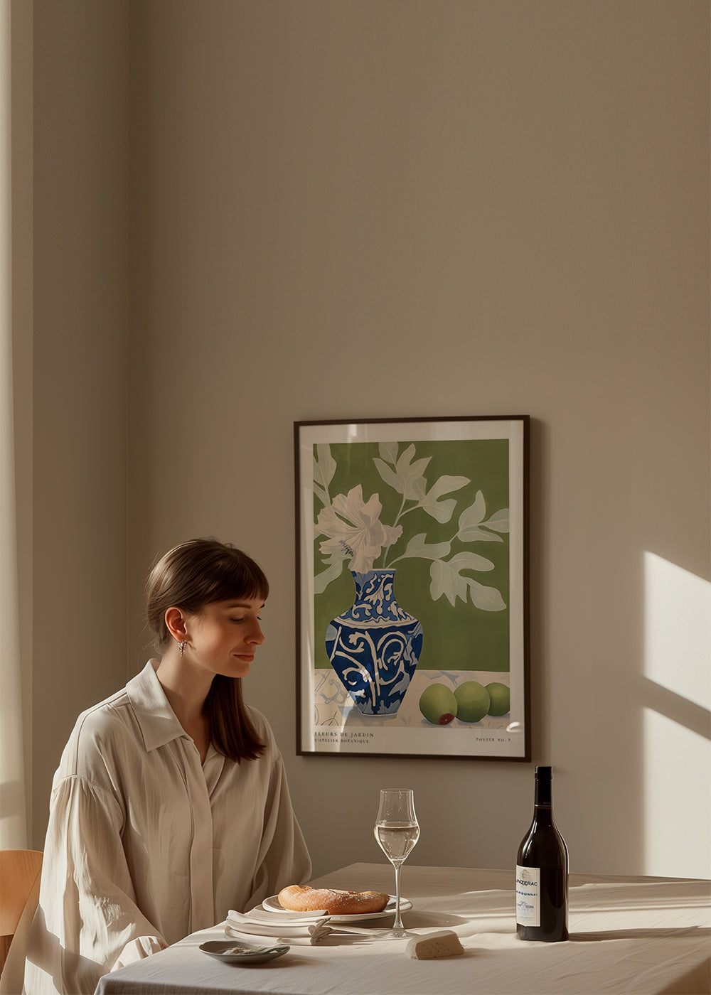 Botanisk plakat med blå vase og grønne grene