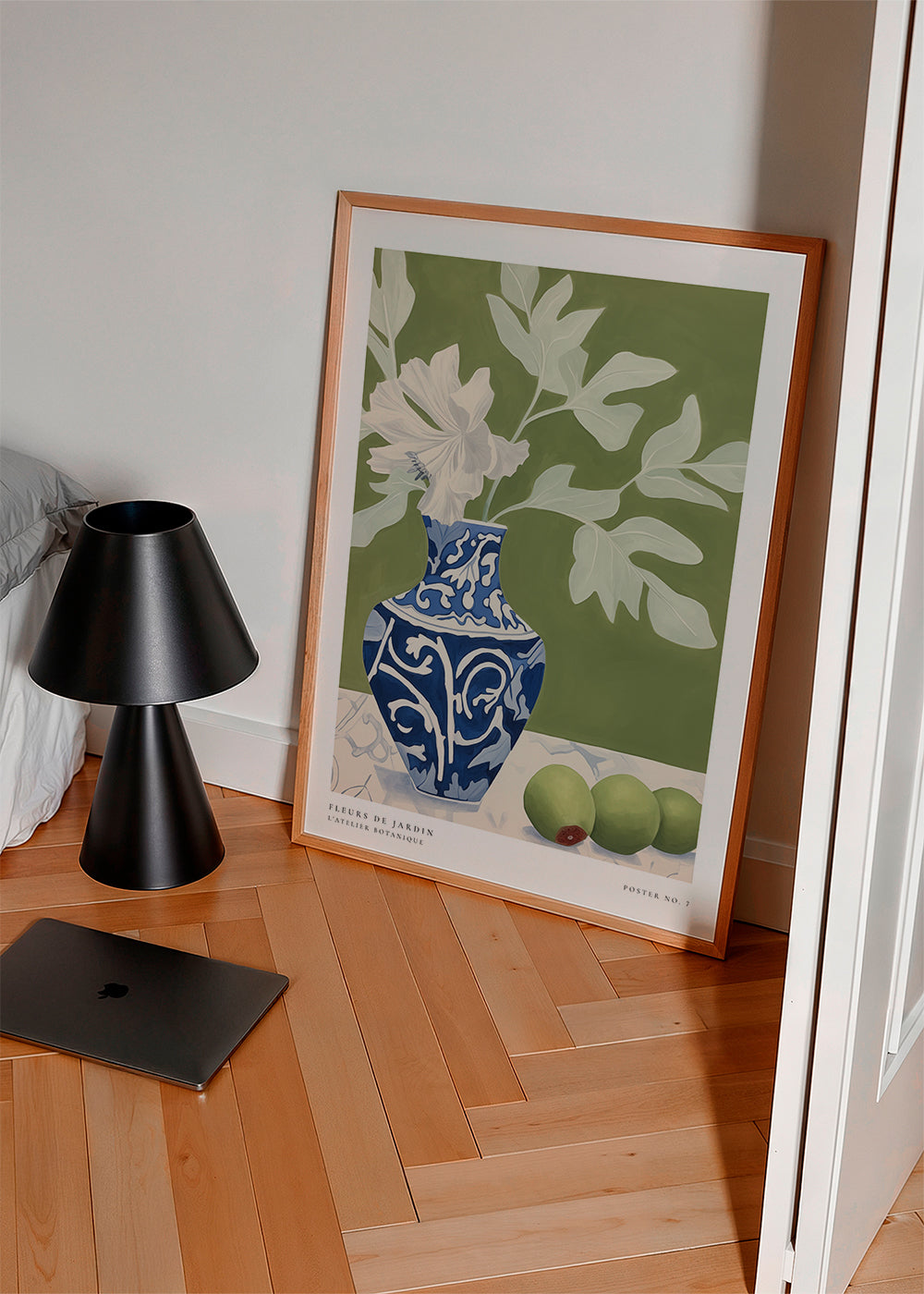Botanisk plakat med blå vase og grønne grene