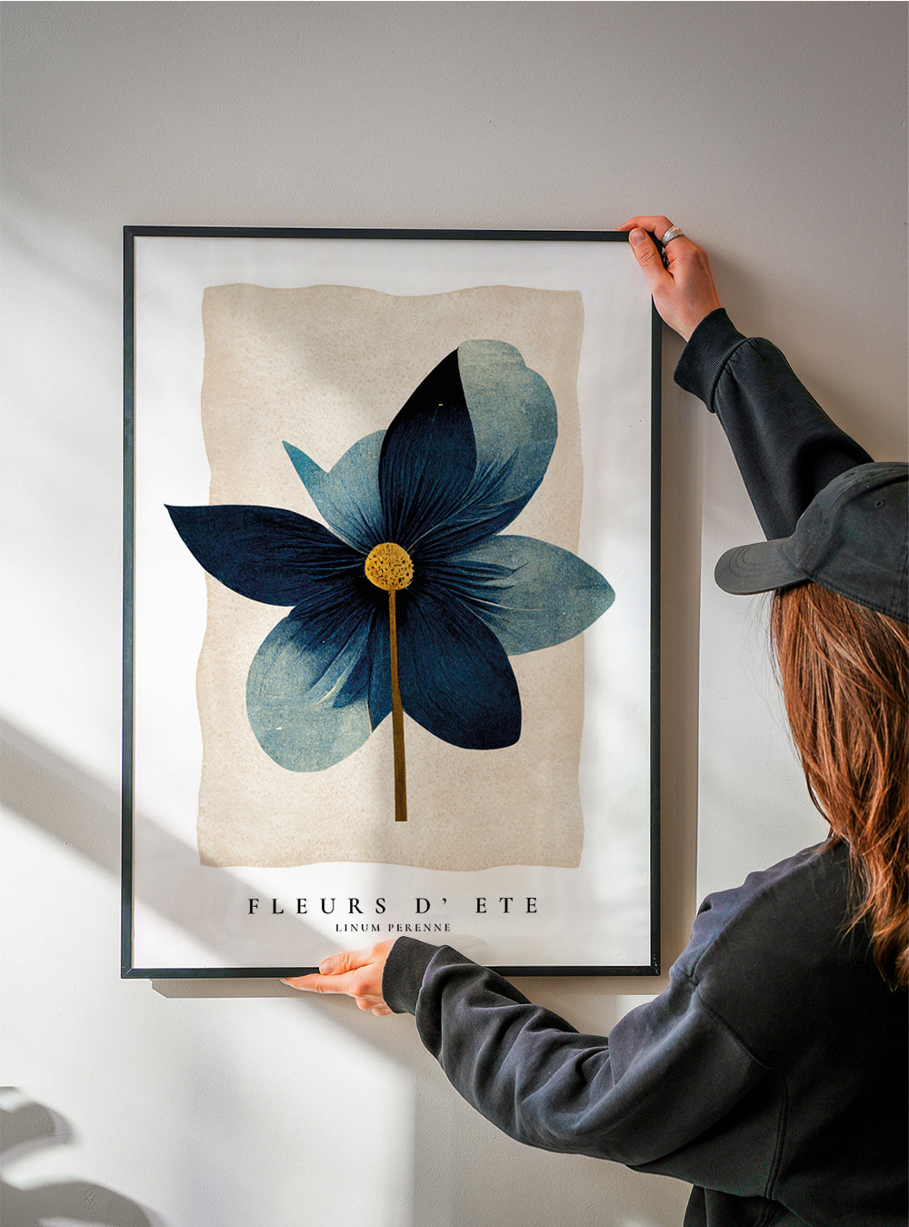 Botanisk plakat blå med central blomst
