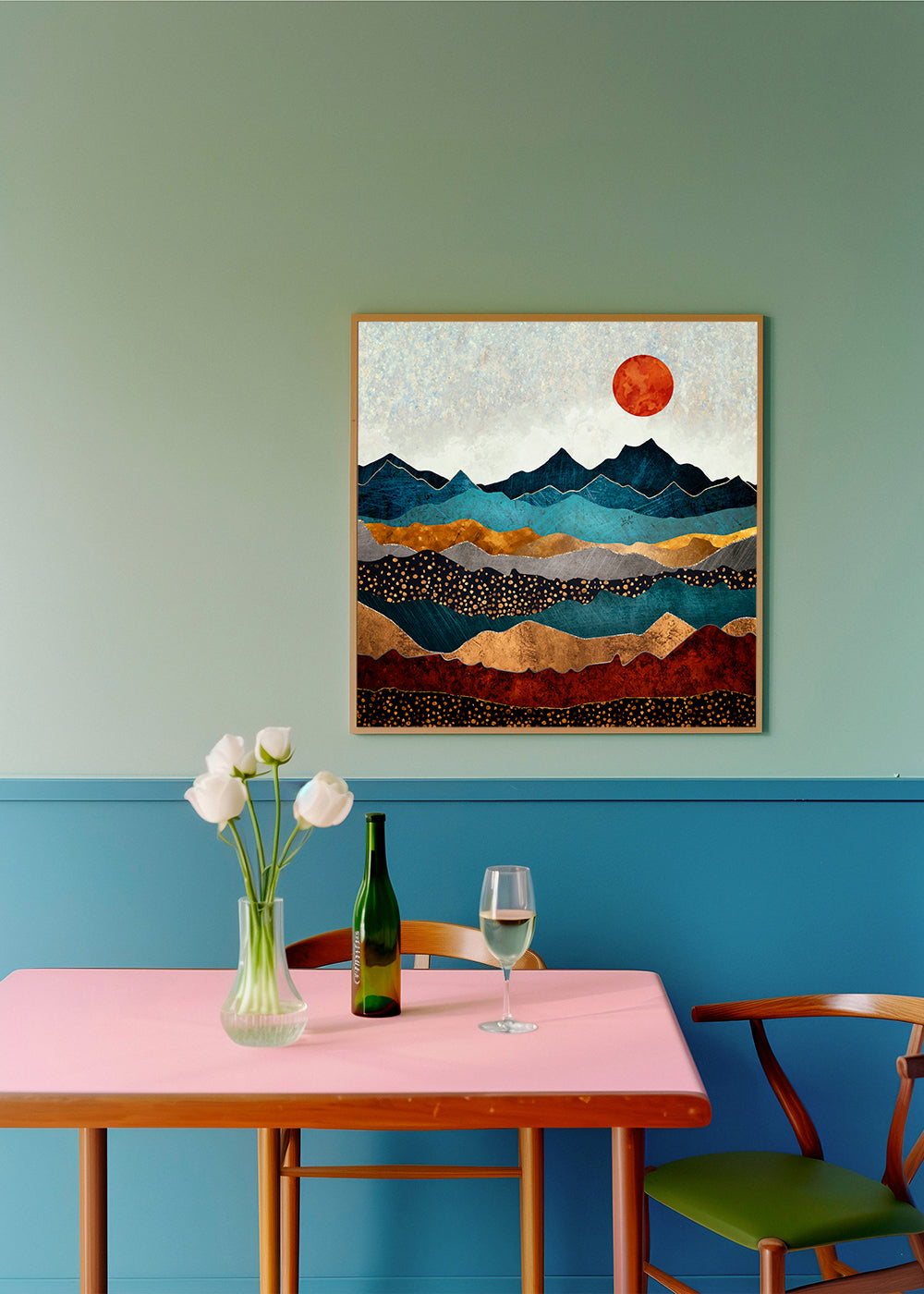 Landskabskunst med lagdelte bjerge og ravfarvet sol