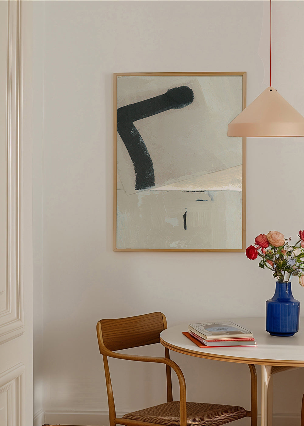 Abstrakt maleri med sort penselstrøg på beige