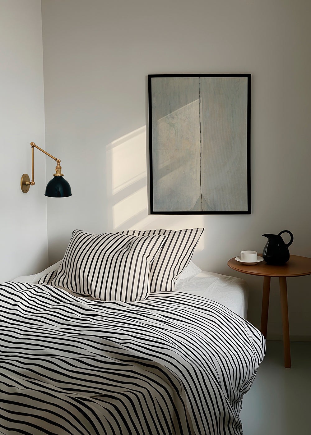 Abstrakt billede med central linje og minimal bue