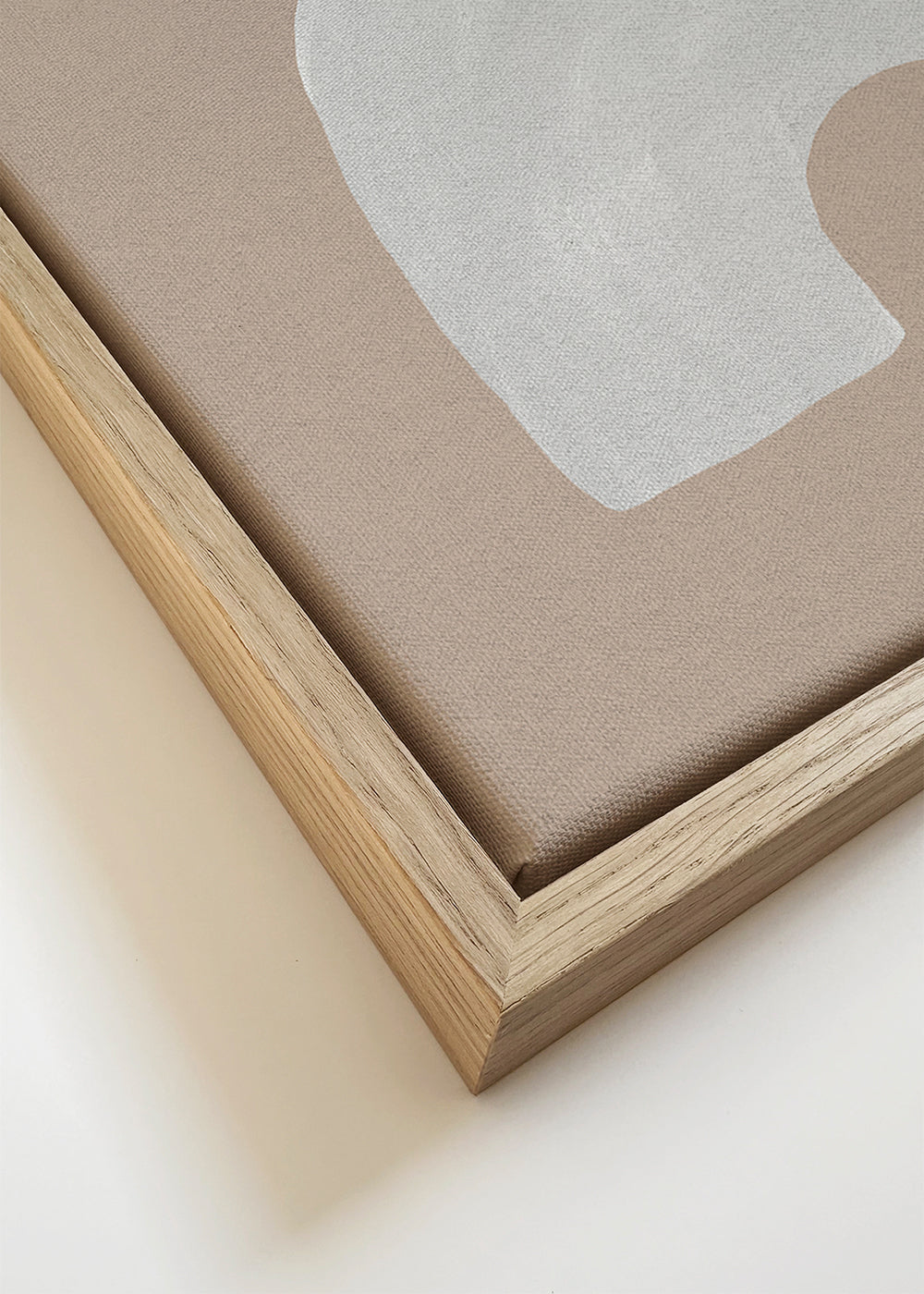 Minimalistiske hvide former på beige baggrund