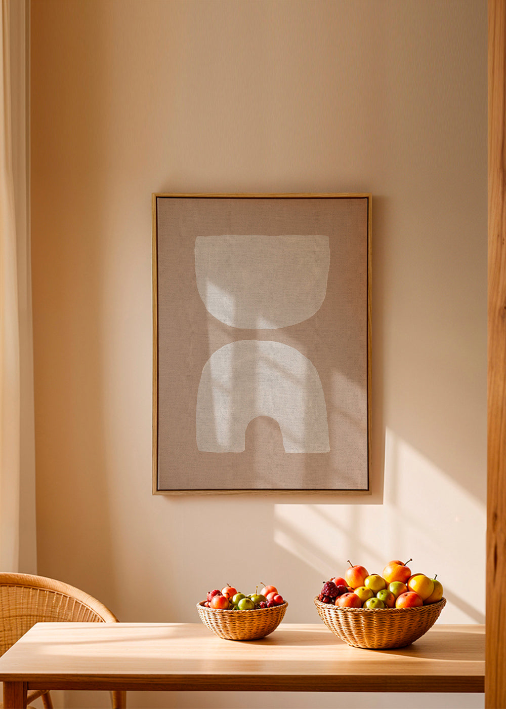 Minimalistiske hvide former på beige baggrund