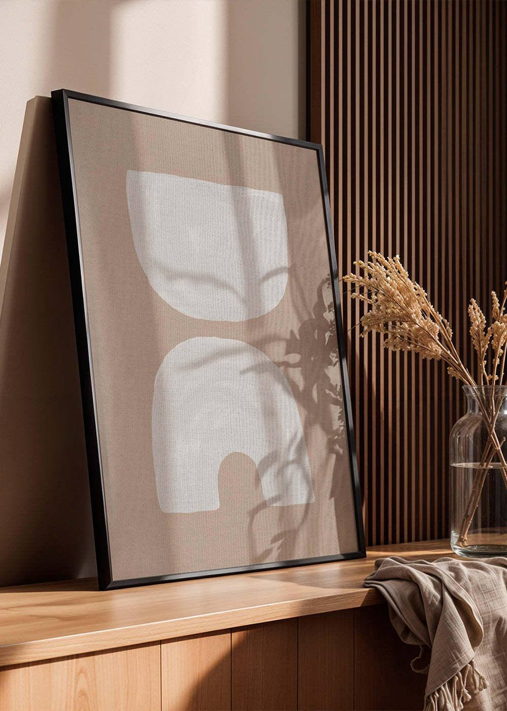 Minimalistiske hvide former på beige baggrund
