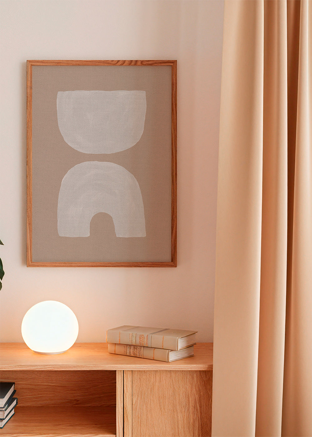 Minimalistiske hvide former på beige baggrund