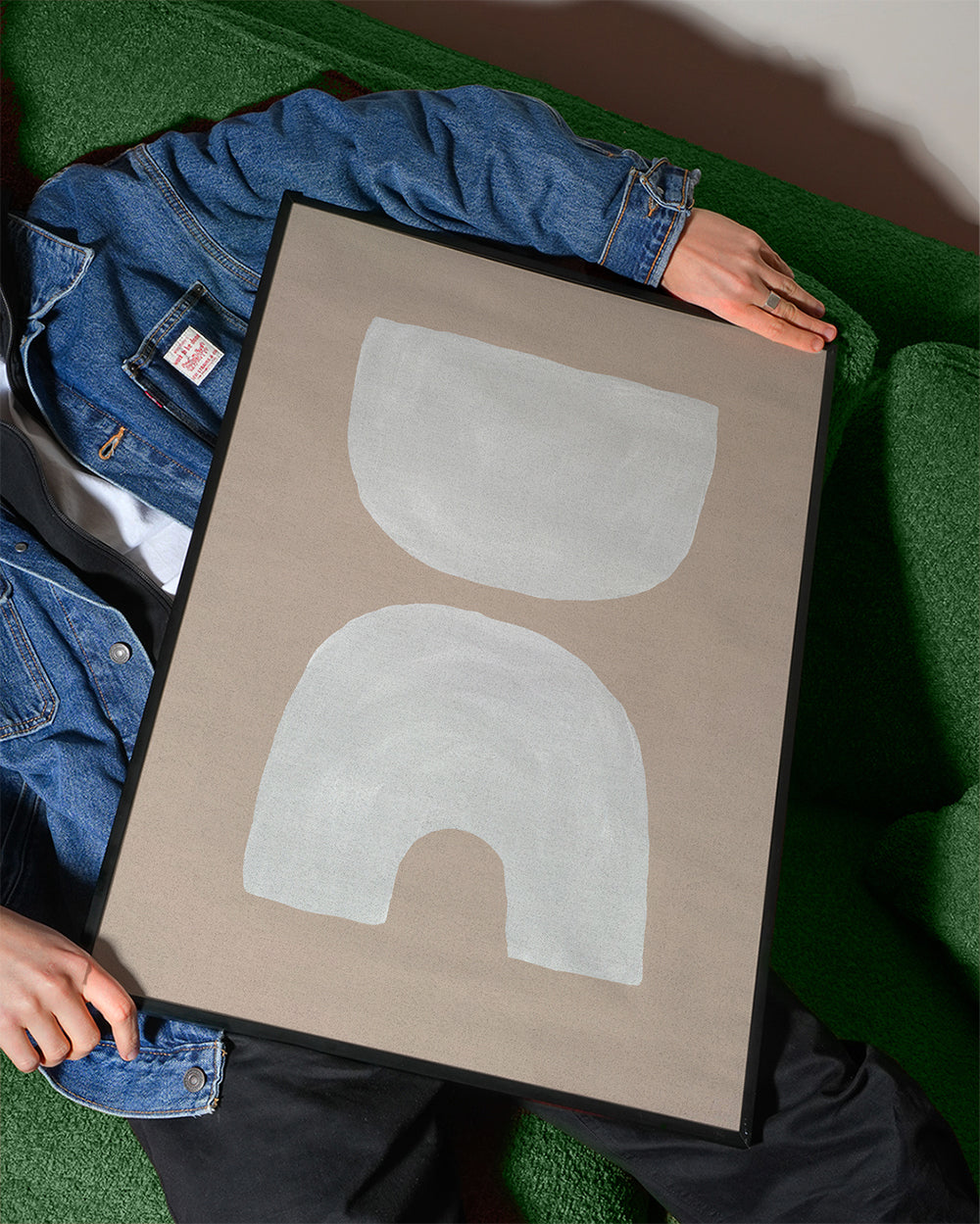 Minimalistiske hvide former på beige baggrund